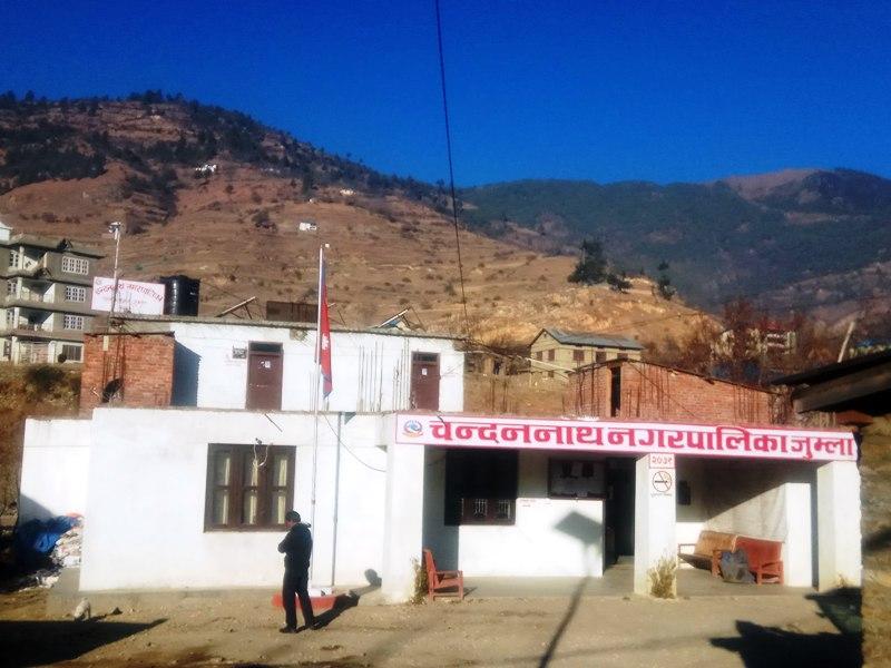 चन्दननाथ भित्रका विपन्न बालबालिकालाई सहयोग